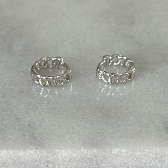 Silver Chain Link Small Huggie Hoop Earrings 

Brand New

Stainless Steel - Picture 5 of 5
